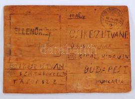 1942 faragott fa képeslap, tábori főpostahivatal pecsétjével, 10×15 cm