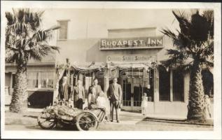 1930 Los Angeles Budapest Inn és a világjáró Barthy-Sulkowszky motoros páros fotó / 1930 Los Angeles photo of the Budapest Inn, 14x9cm