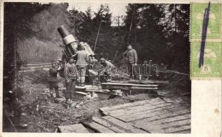 Hungarian soldiers with the 30.5 mortar, WWI (EB)