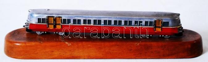 Fém vasút modell, fa talapzaton, "Kiváló agitációs és propaganda munkáért 1957-58" felirat...