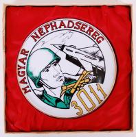 Hollóházi porcelán plakett, "Magyar Néphadsereg 3011" felirattal, műanyag tokban, apró lepattanással, d:17 cm