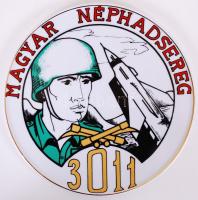 Hollóházi porcelán plakett, "Magyar Néphadsereg 3011" felirattal, műanyag tokban, apró lep...