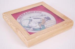 Hollóházi porcelán plakett, "Magyar Néphadsereg 3011" felirattal, műanyag tokban, apró lep...