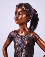 Kutas László (1936-): Lány csípőre tett kézzel. Bronz, jelzett 27/100, m:22 cm, s:1 kg