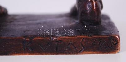 Kutas László (1936-): Lány csípőre tett kézzel. Bronz, jelzett 27/100, m:22 cm, s:1 kg