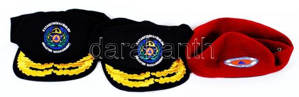 3 db sapka: 2 db "katasztrófa védelem" és egy "polgári védelem" feliratú sapkák