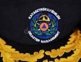 3 db sapka: 2 db "katasztrófa védelem" és egy "polgári védelem" feliratú sapkák