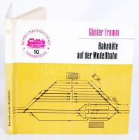 Günter Fromm: Bahnhhöfe auf der Modellbahn. Berlin 1976.