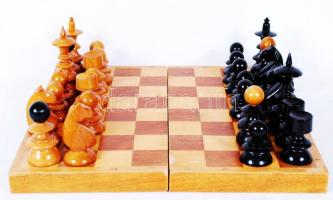 Fa sakkészlet fa táblával, komplett /  Wooden chess set 32x32cm