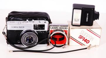 Olympus Trip 35 fényképezőgép eredeti, bőr tokjában Sunpak SP 140 vakuval, napellenzővel és kioldóval /  Photo camera in original case, with flash, lens hood and a cable release