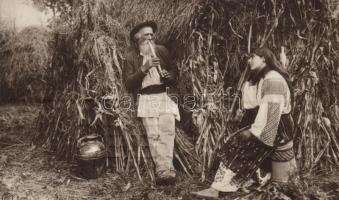 Romanian folklore, music next to the corn bale (EB)