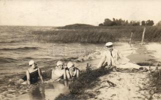 Balaton fürdőélet, hölgyek matrózsapkás úrral, fotó