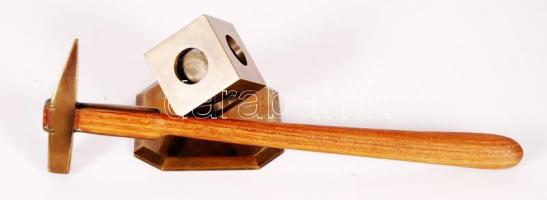 2db bányász emléktárgy: bronz szobor és egy kis kalapács, 7x7x7cm, 22cm