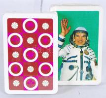 2 db bontatlan francia kártya, egyik hátoldalán orosz-magyar űrhajosokkal