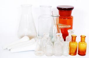 Gyógyszerész kellékek: Üvege fiolák, laboratóriumi üvegek, porcelán török, néhány sérült
