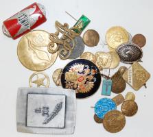 Vegyes jelvény tétel, összesen 33 db