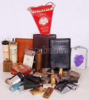 Cipős doboznyi bolhatétel: bőrpénztárcák, sok öngyújtó és töltő, kitüntetések és kitűzők stb