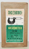 Észak-koreai mikrométer fa dobozban. Bontatlan (!)/  North Korean micrometer in wooden box, brand new