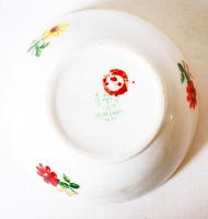 Virágokkal díszített kis Hollóházi porcelán bonbonniere / 
Tiny porcelain bonbonniere, d: 8,5cm