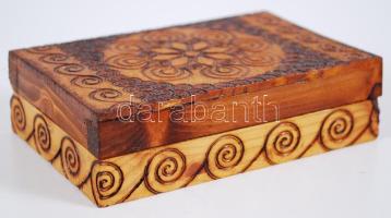 Faragott fadobozka /  Little wooden box, 12x8x4cm