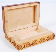 Faragott fadobozka / 
Little wooden box, 12x8x4cm
