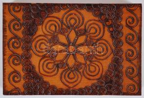 Faragott fadobozka / 
Little wooden box, 12x8x4cm