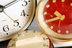 2db retró ébresztőóra: Ruhla és Jantar, mindkettő jár +Konyhai stopper /  Vintage alarm clocks: Ruhla and Jantar, both work+Kitchen timer, 12cm/