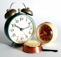 2db retró ébresztőóra: Ruhla és Jantar, mindkettő jár +Konyhai stopper / 
Vintage alarm clocks: Ruhl...