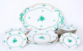 21 darabos kézzel festett és aranyozott, sorszámozott, Apponyi vert-mintás, jelzett Herendi porcelán tányér- és tálkészlet hibátlan állapotban: 12db süteményes- és 6db kistányér, 1db pecsenyés, 1db süteményes és 1db kompótos tál / 21 pieces of handpainted numbered Herend chinaware plate set in flawless condition