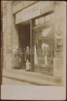 Budapest VIII. Göttler Konrád sörözője, Nagyváthy Jenő férfi szabó reklámtáblája, fotó (fa)