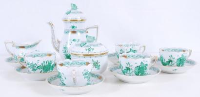 5 személyes kézzel festett és aranyozott, sorszámozott, Fleurs de Indes vertes-mintás, jelzett Herendi porcelán kávéskészlet rózsán apró lepattanás állapotban / 5 person handpainted numbered Herend chinaware coffee set very small cracked