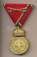 1922. Magyar Koronás Bronzérem hadiszalagon kardokkal, a szalag nem eredeti T:2 1922. Signum Laudis Merit Medal on war ribbon with swords, the ribbon is not the original one C:XF