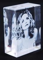 Kristálytömb női portréval, díszdobozban, 8x6x3cm
