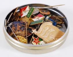 Cca 30db-os érdekes jelvénygyűjtemény Diabolo légpuskatöltényes dobozban