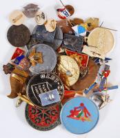 Cca 60db-os tartalmas jelvény- és kitűzőgyűjtemény régi Forte fotópapíros dobozban