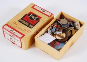 Cca 60db-os tartalmas jelvény- és kitűzőgyűjtemény régi Forte fotópapíros dobozban