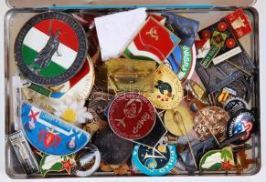 Vegyes jelvény- és kitűzőgyűjtemény érdekességekkel régi fém cigarettás dobozban