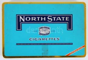 Vegyes jelvény- és kitűzőgyűjtemény érdekességekkel régi fém cigarettás dobozban