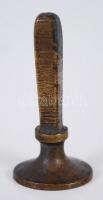 Pékmester monogramos bronz pecsétnyomója / 
Bronze stamp of a baker, 4,5cm