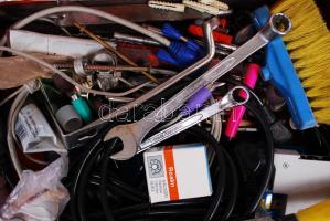 Hatalmas barkács felszerelés, Csigafúrók vídia, csavarok, saruk, tiplik, villáskulcsok, reszelők, me...