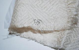 Cca 1900 vajszínű, anyagában is szövött mintás kínai selyemkép, párban, 104×18 cm/db