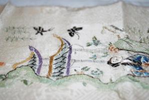 Cca 1900 vajszínű, anyagában is szövött mintás kínai selyemkép, párban, 104×18 cm/db