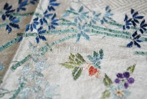 Cca 1900 vajszínű, anyagában is szövött mintás kínai selyemkép, párban, 104×18 cm/db