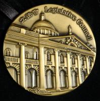 Kína / Hongkong DN "Hongkongi Parlament / Törvényhozó Tanács" Br emlékérem eredeti fa dobo...