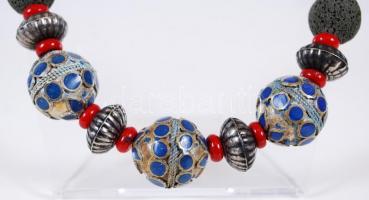 Nagyméretű lánc kézzel készített afgán szemekkel, vörös korallal, olajzöld lávakővel, fém gyöngyökke...