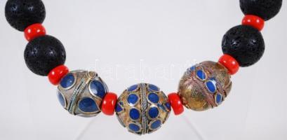 Nagyméretű lánc kézzel készített afgán szemekkel, vörös korallal, fekete lávakővel, ezüst (Ag) szere...