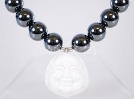 Hematit szemekből álló nyaklánc kagylóból faragott mosolygós Buddha medállal, ezüst (Ag) szerelékkel...