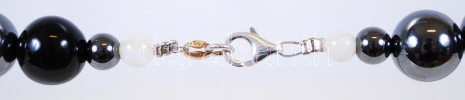 Hematit szemekből álló nyaklánc kagylóból faragott mosolygós Buddha medállal, ezüst (Ag) szerelékkel...