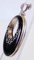 Ónix medál ezüst (Ag) foglalatban, ezüst díszítéssel / 
Onyx pendant in silver frame, 6cm, 17,17gr