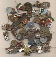 Több mint 50db-os kitűző tétel dobozban, közte sok zománcozott és jobb darabbal! T:vegyes